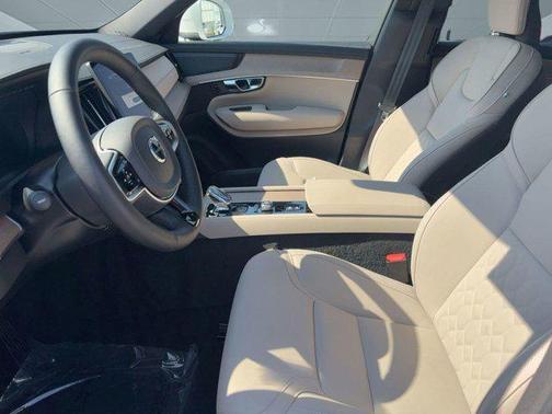 2025 Volvo XC90 B6 Plus 7-Seater