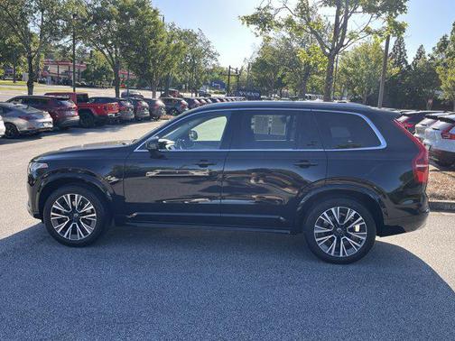2022 Volvo XC90 T6 Momentum