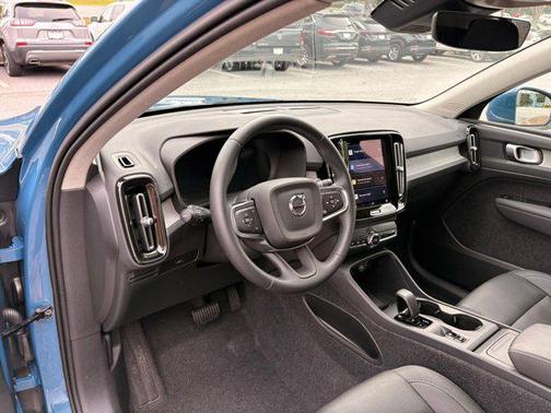 2025 Volvo XC40 B5 Core Bright Theme