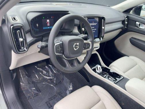 2024 Volvo XC40 B5 Plus Dark Theme