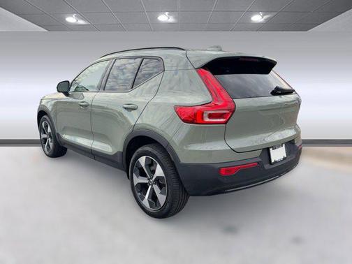 2024 Volvo XC40 B5 Plus Dark Theme