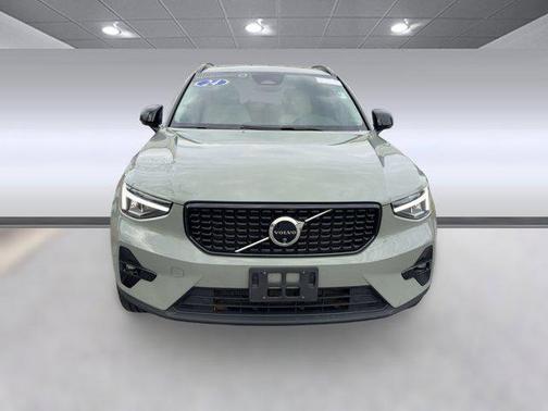 2024 Volvo XC40 B5 Plus Dark Theme
