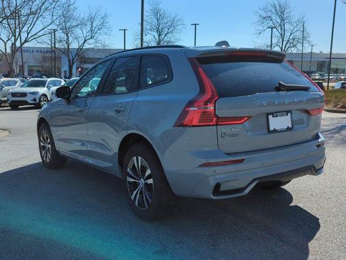 2025 Volvo XC60 Plug-In Hybrid Core Dark Theme