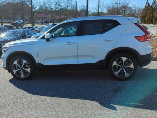 2025 Volvo XC40 B5 Core Bright Theme