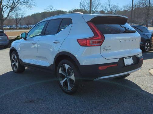 2025 Volvo XC40 B5 Core Bright Theme