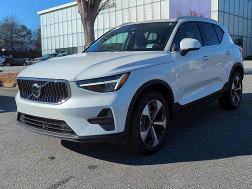 2025 Volvo XC40 B5 Core Bright Theme