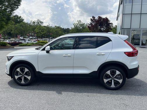 2025 Volvo XC40 B5 Core Bright Theme