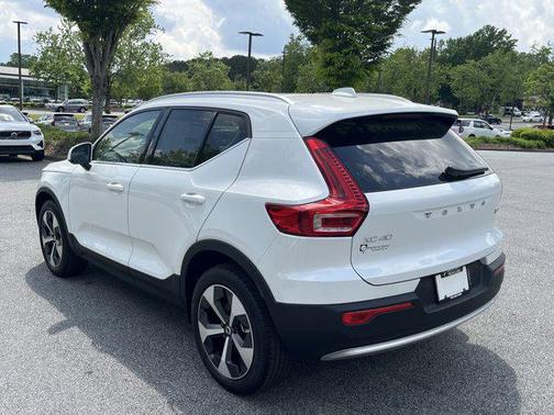 2025 Volvo XC40 B5 Core Bright Theme