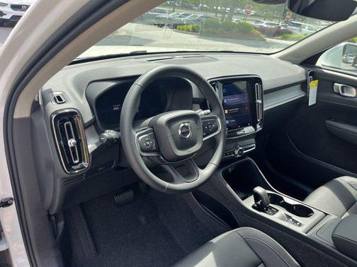 2025 Volvo XC40 B5 Core Bright Theme