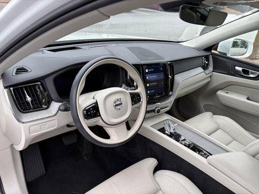 2023 Volvo XC60 B5 Ultimate Bright Theme