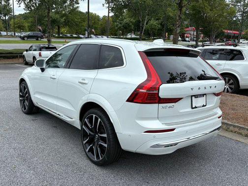 2023 Volvo XC60 B5 Ultimate Bright Theme