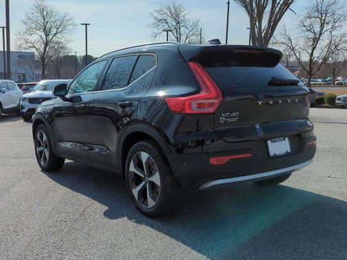 2025 Volvo XC40 B5 Core Bright Theme
