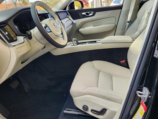 2025 Volvo XC60 Plus