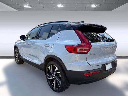 2022 Volvo XC40 T5 R-Design