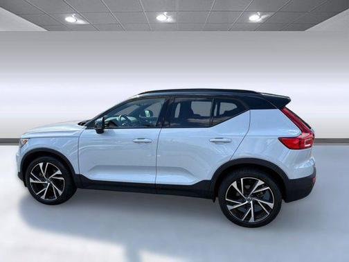 2022 Volvo XC40 T5 R-Design