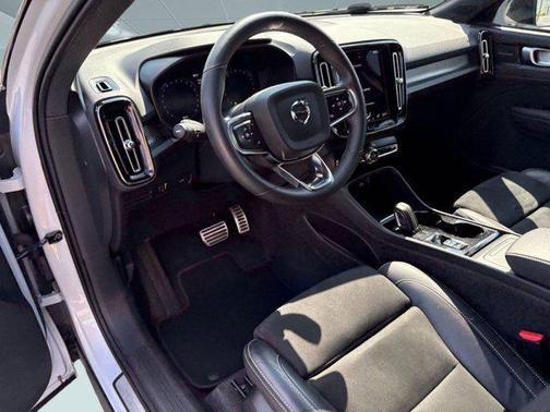 2022 Volvo XC40 T5 R-Design