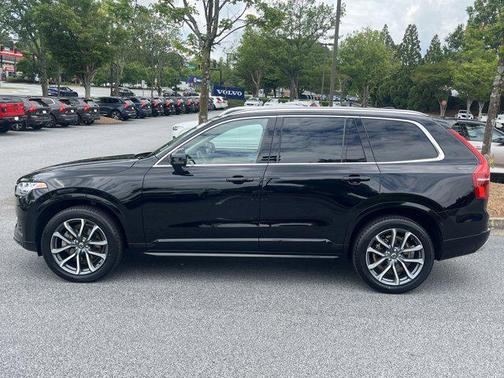 2022 Volvo XC90 T5 Momentum