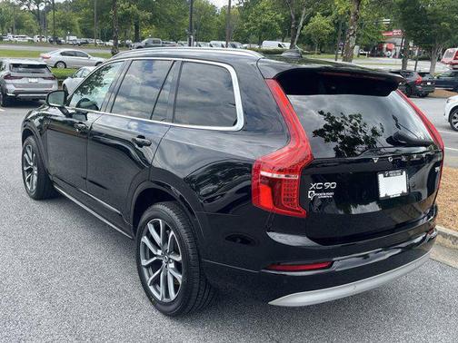 2022 Volvo XC90 T5 Momentum