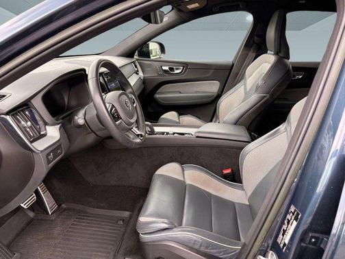 2022 Volvo XC60 B5 R-Design
