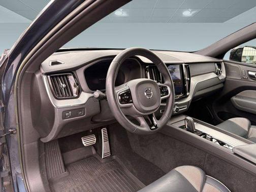 2022 Volvo XC60 B5 R-Design
