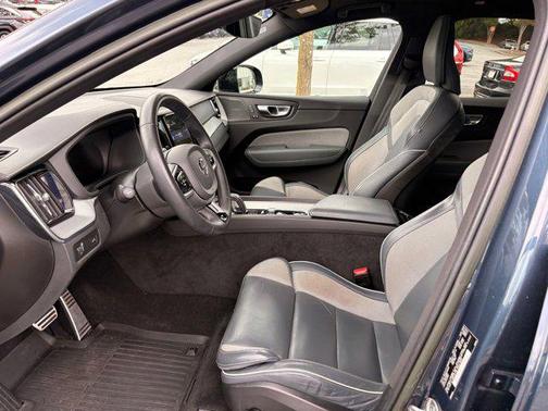 2022 Volvo XC60 B5 R-Design