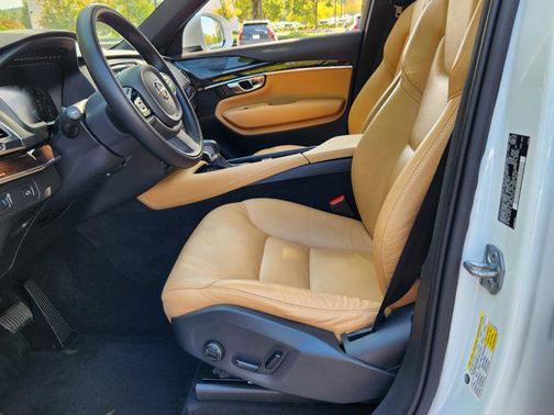 2019 Volvo XC90 T6 Momentum