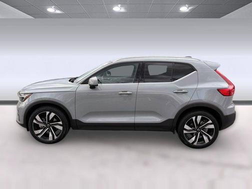 2024 Volvo XC40 B5 Plus Bright Theme