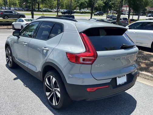 2025 Volvo XC40 B5 Plus Dark Theme