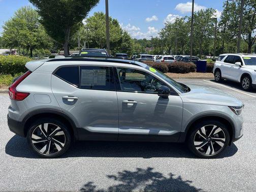 2025 Volvo XC40 B5 Plus Dark Theme
