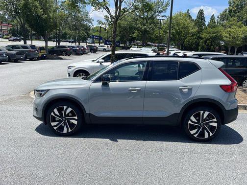 2025 Volvo XC40 B5 Plus Dark Theme