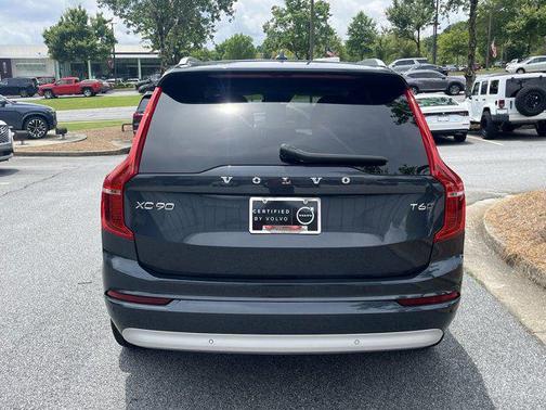 2022 Volvo XC90 T6 Momentum