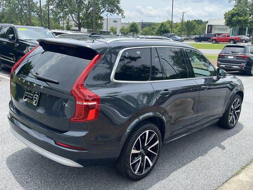 2022 Volvo XC90 T6 Momentum