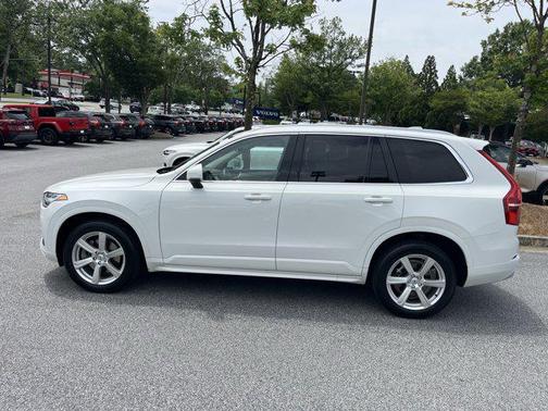 2022 Volvo XC90 T5 Momentum