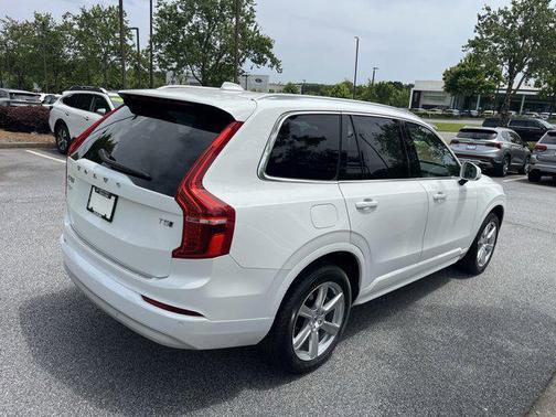 2022 Volvo XC90 T5 Momentum