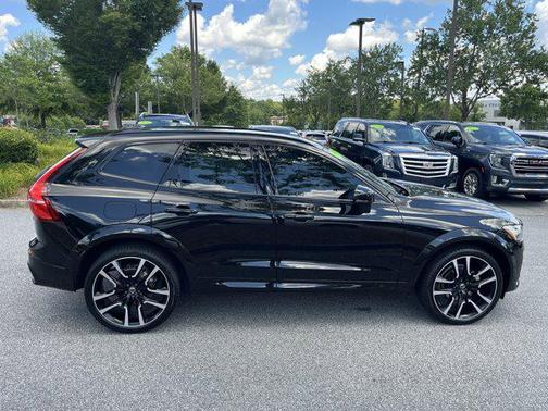 2023 Volvo XC60 B5 Ultimate Dark Theme