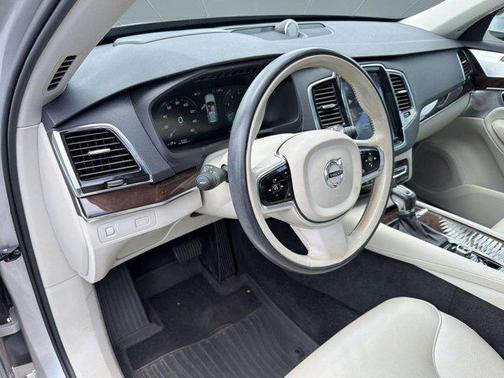 Bright Silver Metallic 2017 Volvo XC90 T6 Momentum
