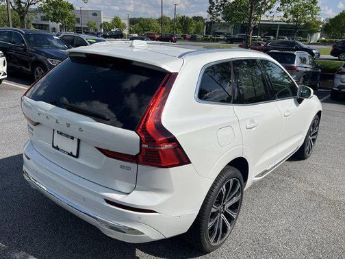 2023 Volvo XC60 B5 Ultimate Bright Theme