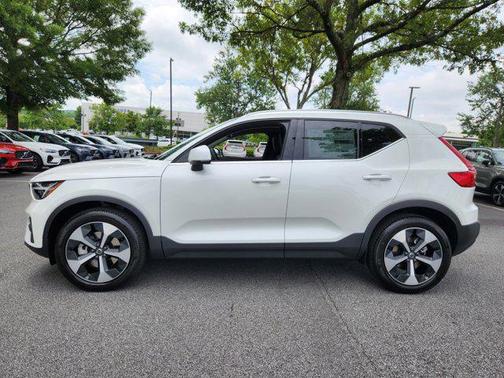 2025 Volvo XC40 Core Bright Theme
