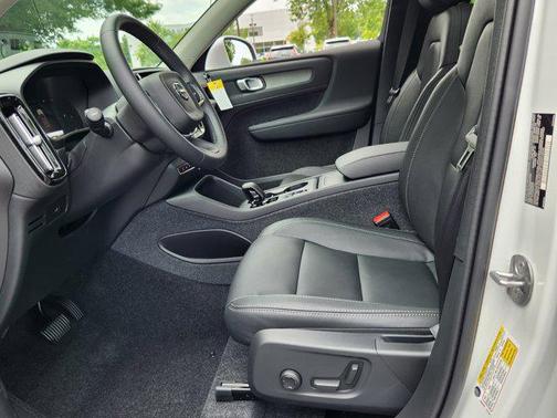 2025 Volvo XC40 Core Bright Theme