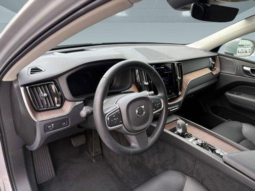 2022 Volvo XC60 B5 Momentum