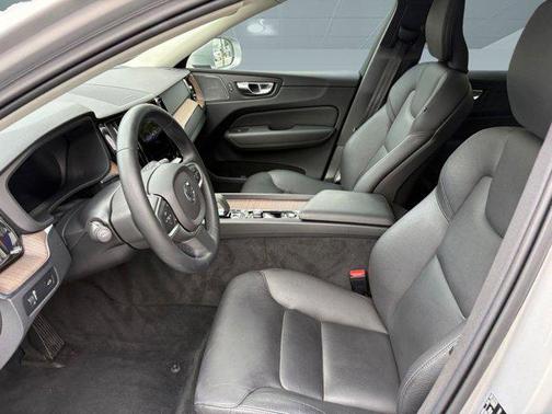 2022 Volvo XC60 B5 Momentum