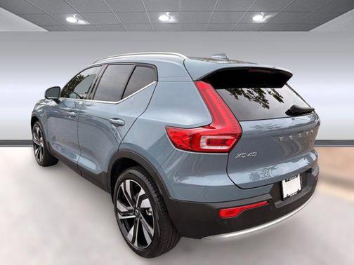 2023 Volvo XC40 B5 Plus Bright Theme