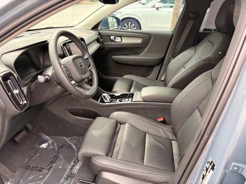 2023 Volvo XC40 B5 Plus Bright Theme