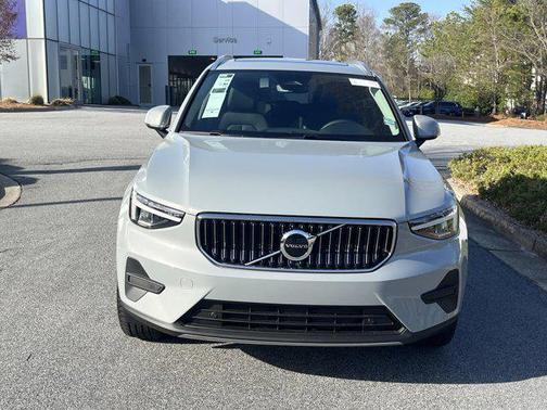 2025 Volvo XC40 B5 Core Bright Theme