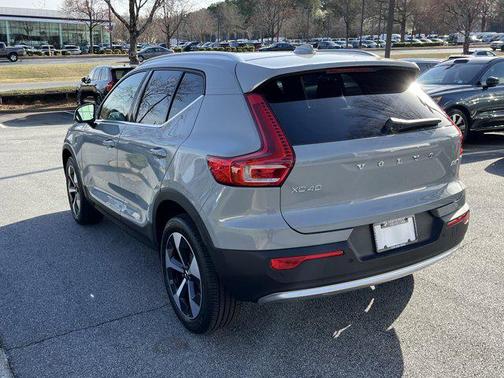 2025 Volvo XC40 B5 Core Bright Theme