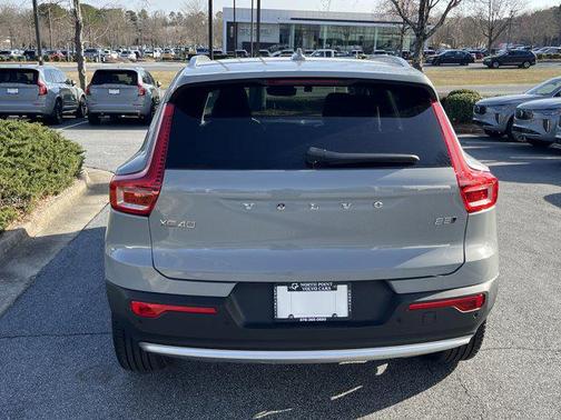 2025 Volvo XC40 B5 Core Bright Theme