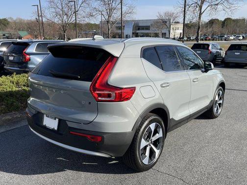 2025 Volvo XC40 B5 Core Bright Theme
