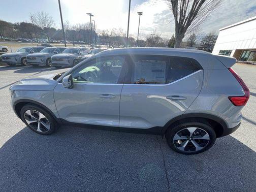 2025 Volvo XC40 B5 Core Bright Theme