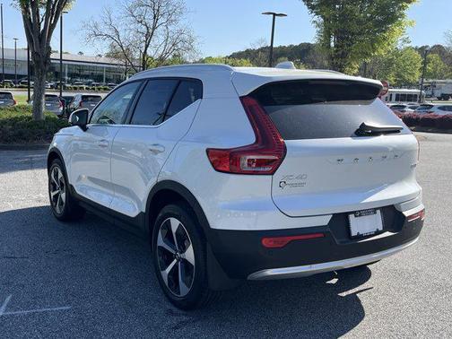 2025 Volvo XC40 B5 Plus Bright Theme