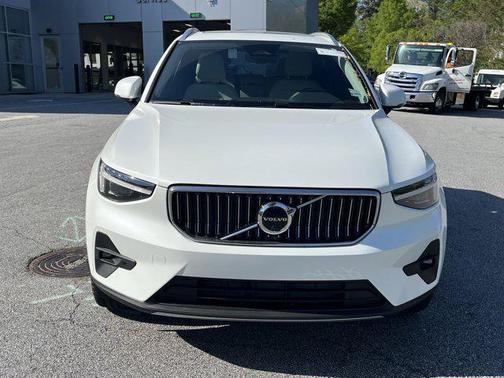 2025 Volvo XC40 B5 Plus Bright Theme